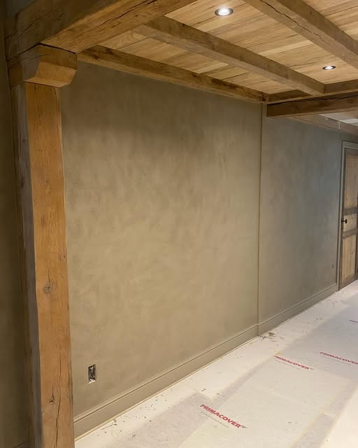 Wanden in kalkverf met wolkend effect naast eiken balken